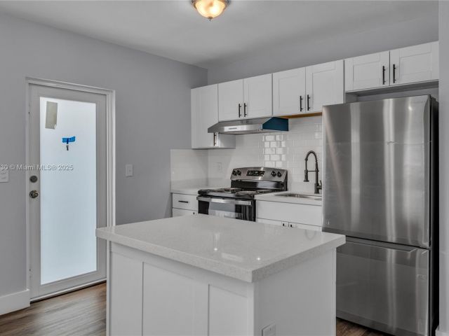 4-bedroom home for rent in Hollywood - 2243 Greene St A - MondialRealty