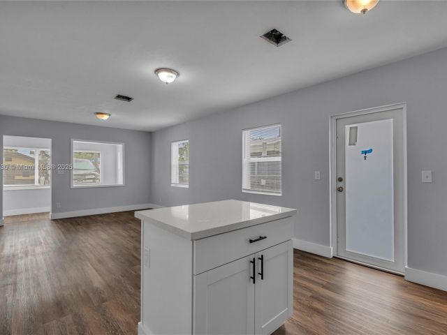 4-bedroom home for rent in Hollywood - 2243 Greene St A - MondialRealty