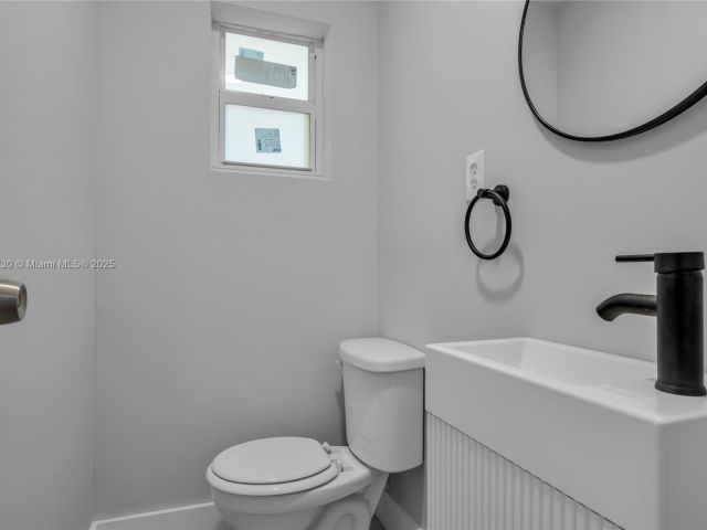 4-bedroom home for rent in Hollywood - 2243 Greene St A - MondialRealty