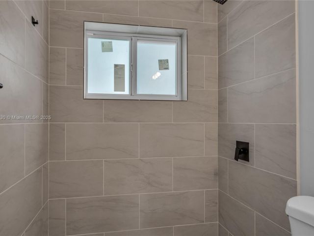 4-bedroom home for rent in Hollywood - 2243 Greene St A - MondialRealty