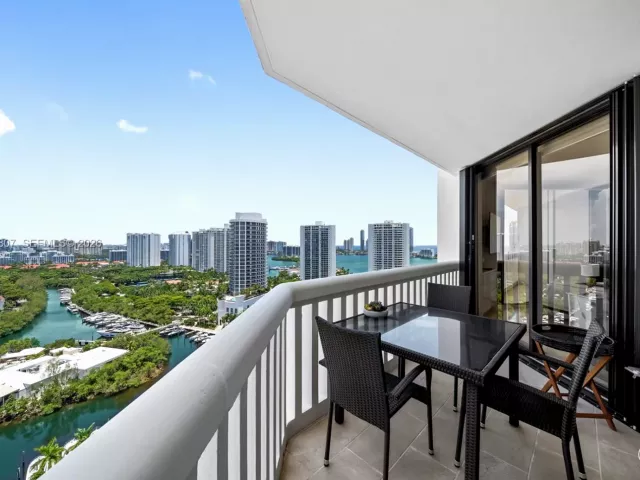 3-bedroom condo for sale in Aventura - 2000 Island Blvd 2409 - MondialRealty