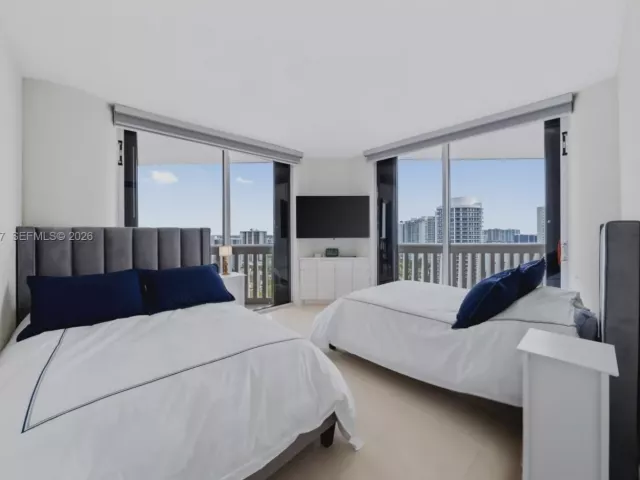 3-bedroom condo for sale in Aventura - 2000 Island Blvd 2409 - MondialRealty