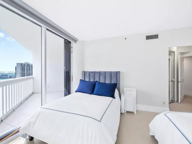 3-bedroom condo for sale in Aventura - 2000 Island Blvd 2409 - MondialRealty