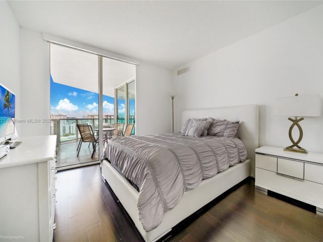 Apartment for rent  Unit #1-1502 - photo 6277592