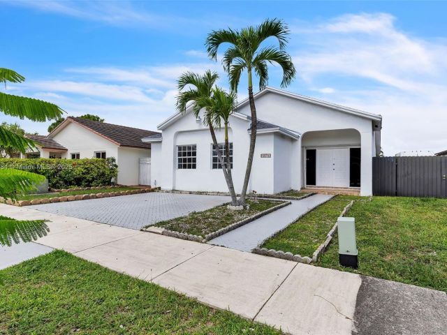 Home for sale at 5370 SW 144th Ave - photo 6277453