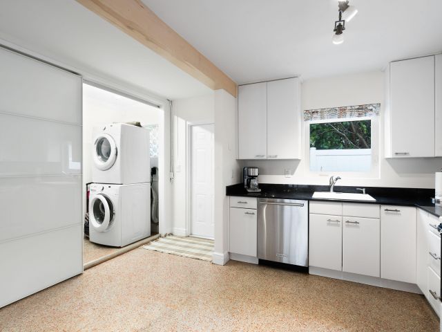 Home for rent at 101 NE 11th Street - photo 6316038