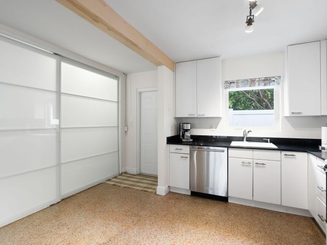 Home for rent at 101 NE 11th Street - photo 6316039