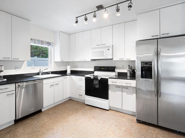 Home for rent at 101 NE 11th Street - photo 6316040