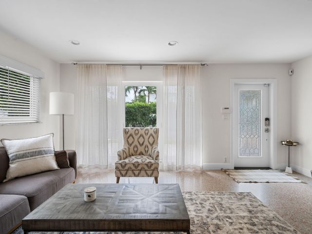 Home for rent at 101 NE 11th Street - photo 6316042