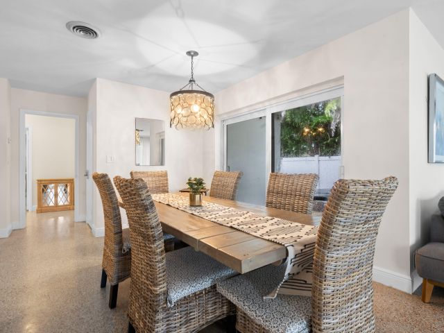 Home for rent at 101 NE 11th Street - photo 6316043