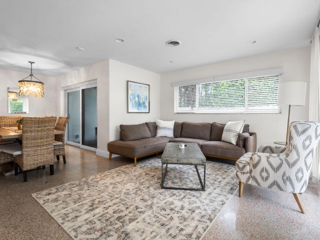 Home for rent at 101 NE 11th Street - photo 6316045