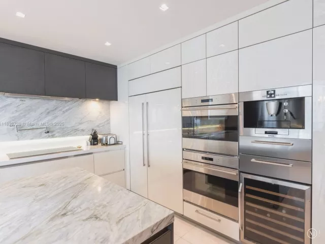 3-bedroom condo for sale in Sunny Isles Beach - 17475 Collins Ave 1001 - MondialRealty