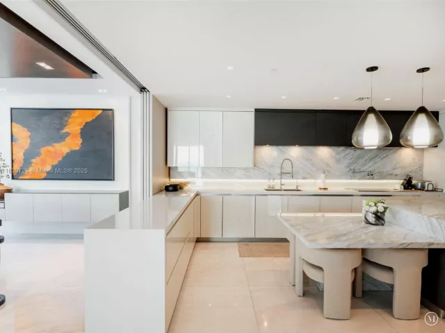 3-bedroom condo for sale in Sunny Isles Beach - 17475 Collins Ave 1001 - MondialRealty