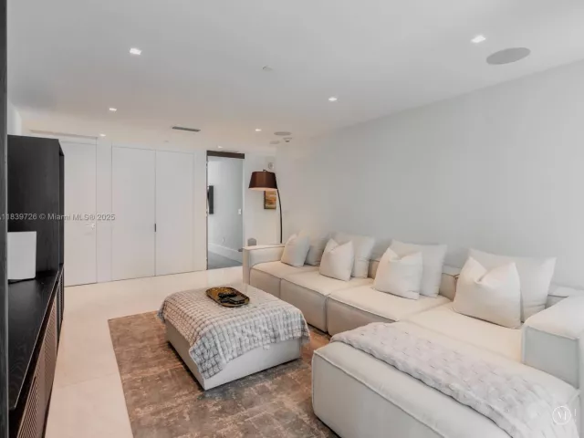 3-bedroom condo for sale in Sunny Isles Beach - 17475 Collins Ave 1001 - MondialRealty