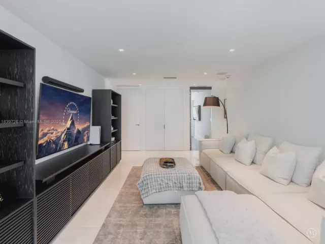 3-bedroom condo for sale in Sunny Isles Beach - 17475 Collins Ave 1001 - MondialRealty