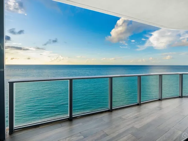 3-bedroom condo for sale in Sunny Isles Beach - 17475 Collins Ave 1001 - MondialRealty