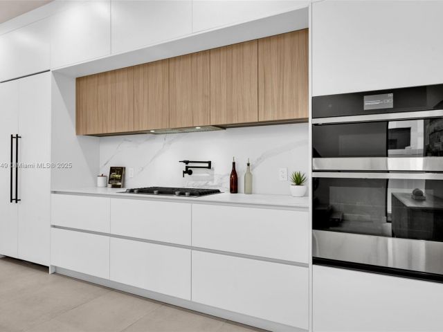 Home for sale at 915 NE 17th Ter - photo 6287251