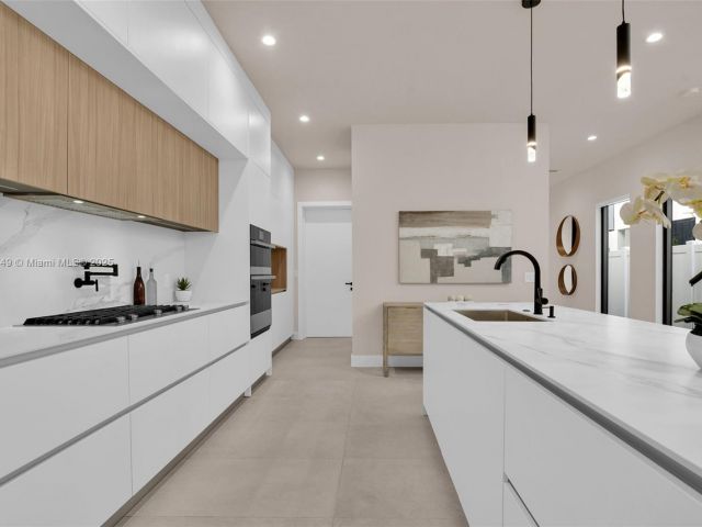 Home for sale at 915 NE 17th Ter - photo 6287252