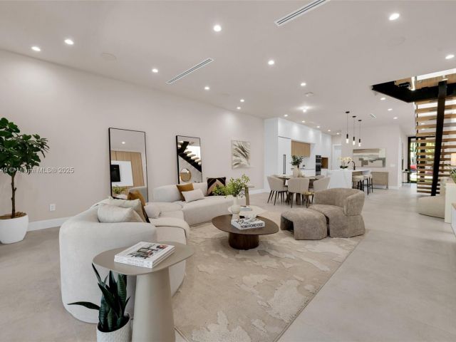 Home for sale at 915 NE 17th Ter - photo 6287256