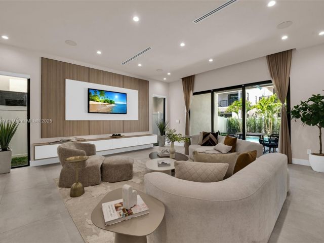 Home for sale at 915 NE 17th Ter - photo 6287257