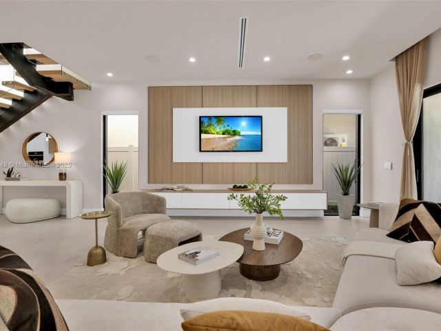 Home for sale at 915 NE 17th Ter - photo 6287258