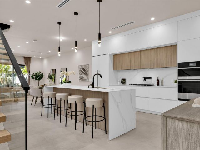 Home for sale at 915 NE 17th Ter - photo 6287260