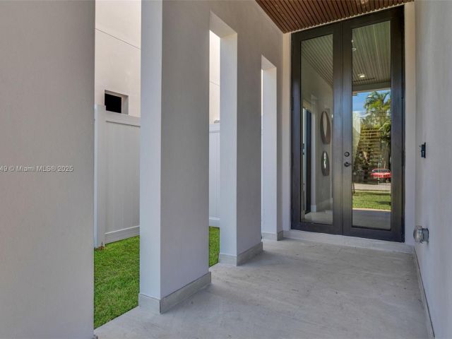 Home for sale at 915 NE 17th Ter - photo 6287262