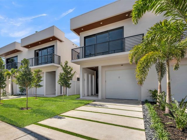 Home for sale at 915 NE 17th Ter - photo 6287264