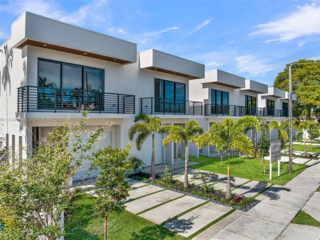 Home for sale at 915 NE 17th Ter - photo 6287265