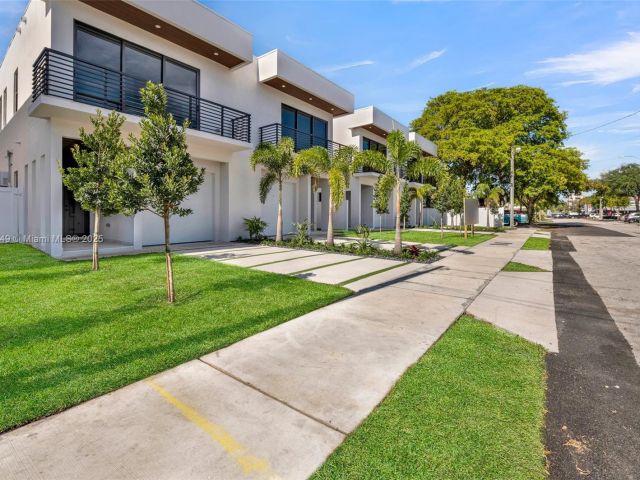 Home for sale at 915 NE 17th Ter - photo 6287267