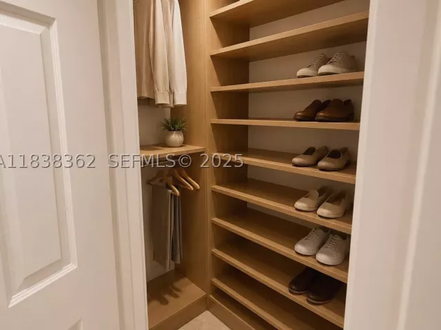 2-bedroom condo for sale in Miami Beach - 5401 Collins Ave 514 - MondialRealty
