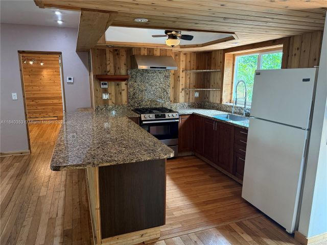 Home for rent at 612 SW 11th Ct 612 - photo 6288257