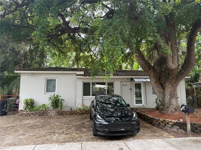 Home for rent at 612 SW 11th Ct 612 - photo 6288267