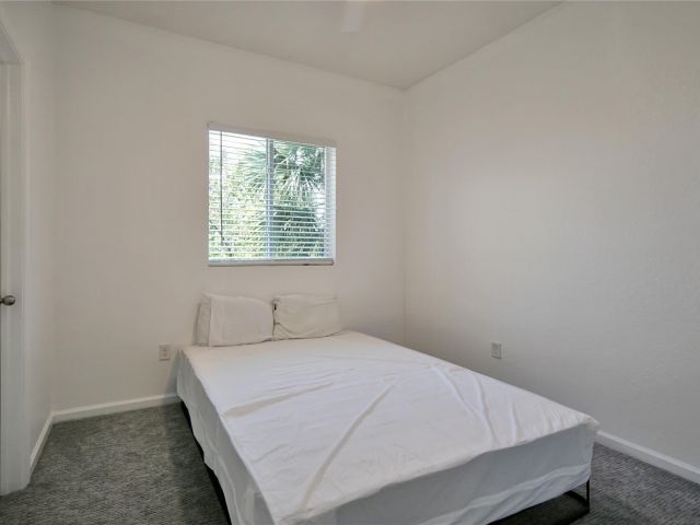 Home for rent at 378 NE 47th Pl 378 - photo 6288888