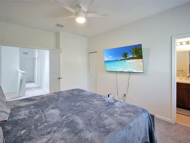 Home for rent at 378 NE 47th Pl 378 - photo 6288893