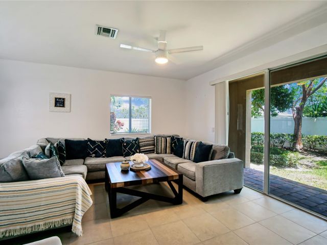 Home for rent at 378 NE 47th Pl 378 - photo 6288898