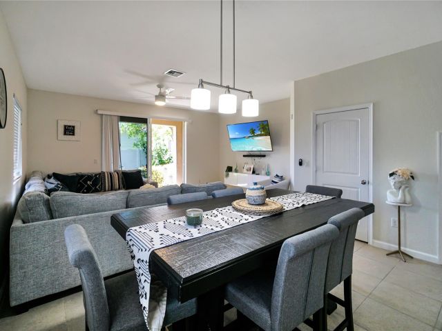 Home for rent at 378 NE 47th Pl 378 - photo 6288900