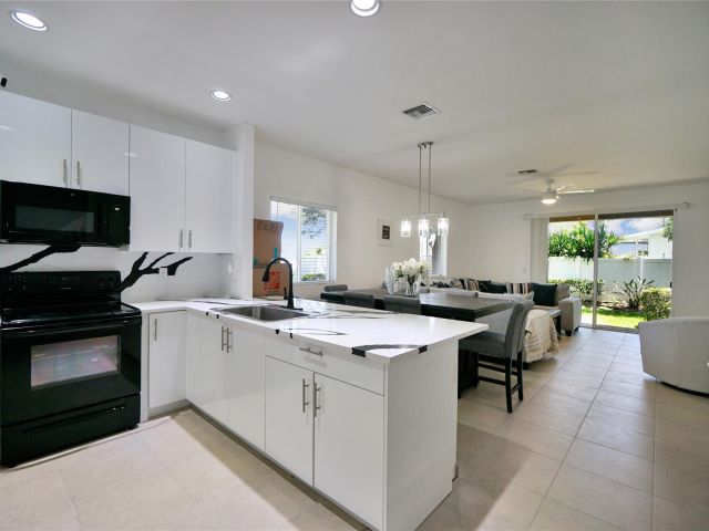 Home for rent at 378 NE 47th Pl 378 - photo 6288901