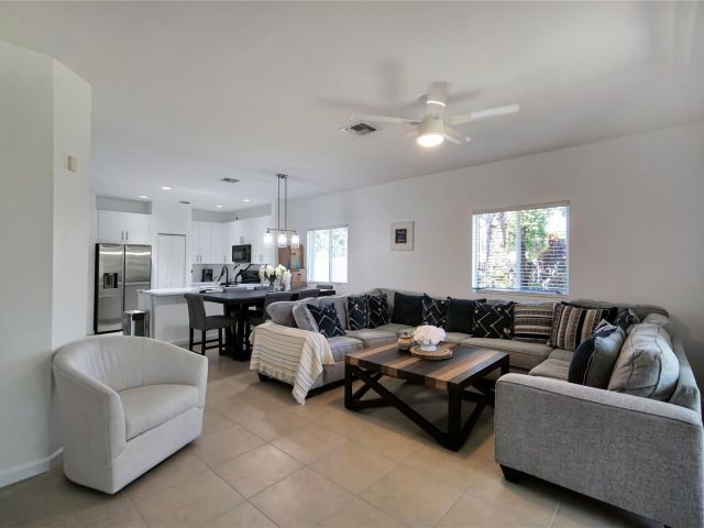 Home for rent at 378 NE 47th Pl 378 - photo 6288902