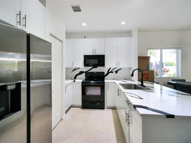 Home for rent at 378 NE 47th Pl 378 - photo 6288903