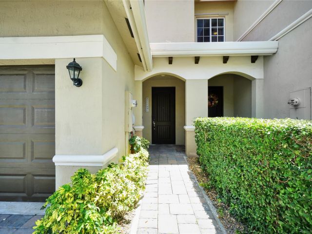 Home for rent at 378 NE 47th Pl 378 - photo 6288905