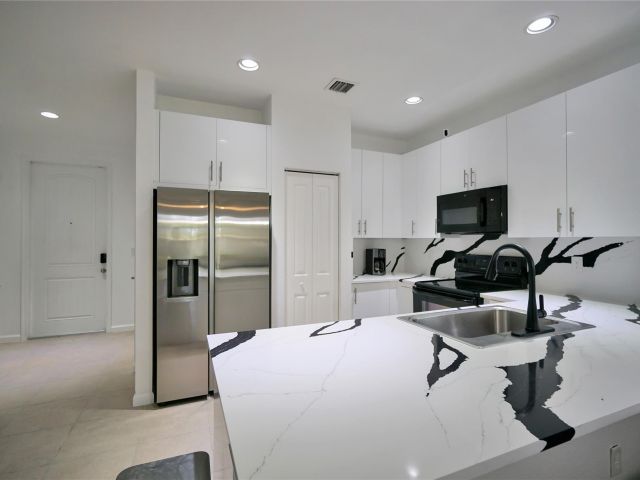 Home for rent at 378 NE 47th Pl 378 - photo 6288907