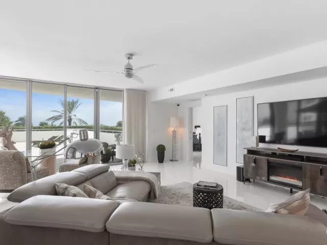 3-bedroom condo for rent in Hollywood - 3535 S Ocean Drive 402 - MondialRealty