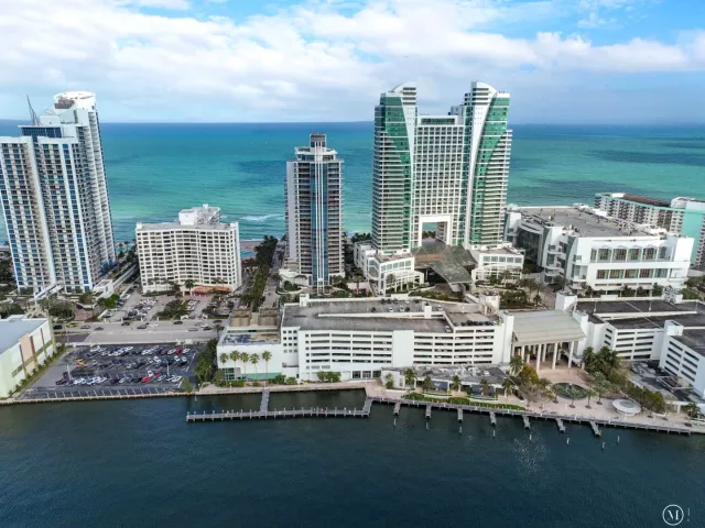 3-bedroom condo for rent in Hollywood - 3535 S Ocean Drive 402 - MondialRealty