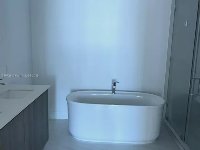 2-bedroom condo for rent in Sunny Isles Beach - 17550 Collins Ave 1004 - MondialRealty