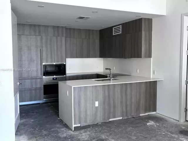 2-bedroom condo for rent in Sunny Isles Beach - 17550 Collins Ave 1004 - MondialRealty