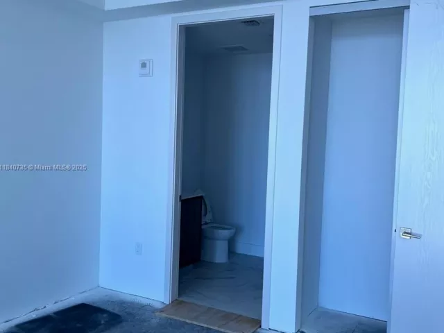 2-bedroom condo for rent in Sunny Isles Beach - 17550 Collins Ave 1004 - MondialRealty