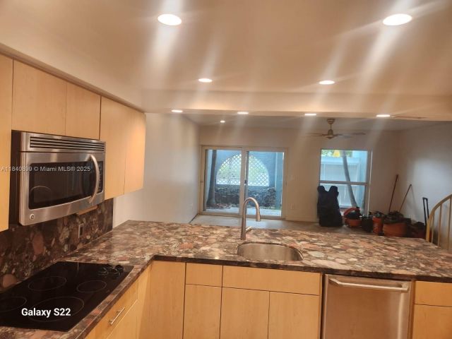 Home for rent at 523 NE 38th St 6 - photo 6292833