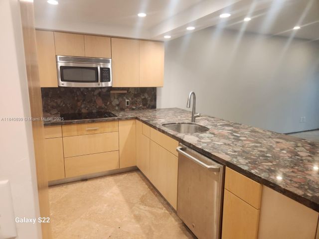 Home for rent at 523 NE 38th St 6 - photo 6292835