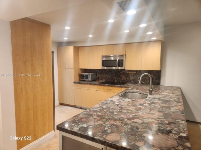 Home for rent at 523 NE 38th St 6 - photo 6292836